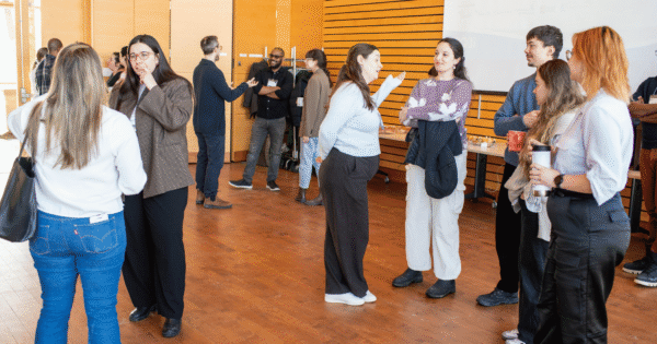 1Journee d'etude releve Rq3i Moments d’échange informels entre participantes et participants lors de la pause-café, favorisant le réseautage interdisciplinaire au sein de la relève du RQ3i.