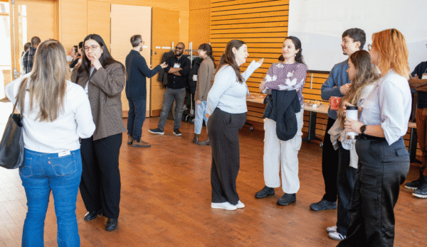 Moments d’échange informels entre participantes et participants lors de la pause-café, favorisant le réseautage interdisciplinaire au sein de la relève du RQ3i.